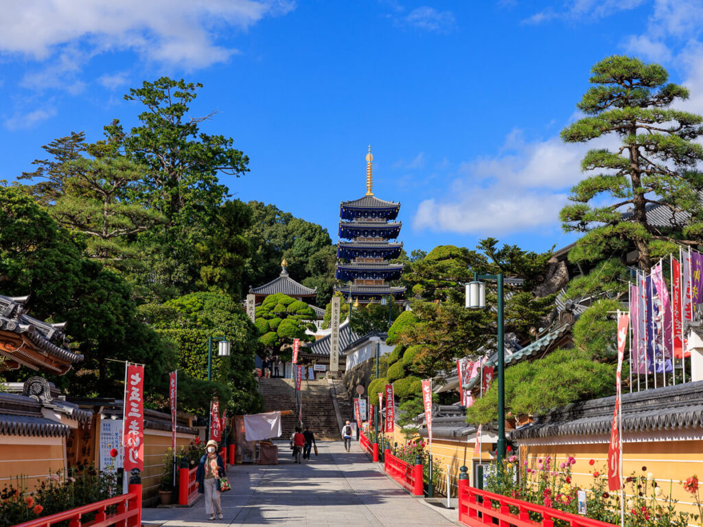 大本山 中山寺の山門から本堂への眺め