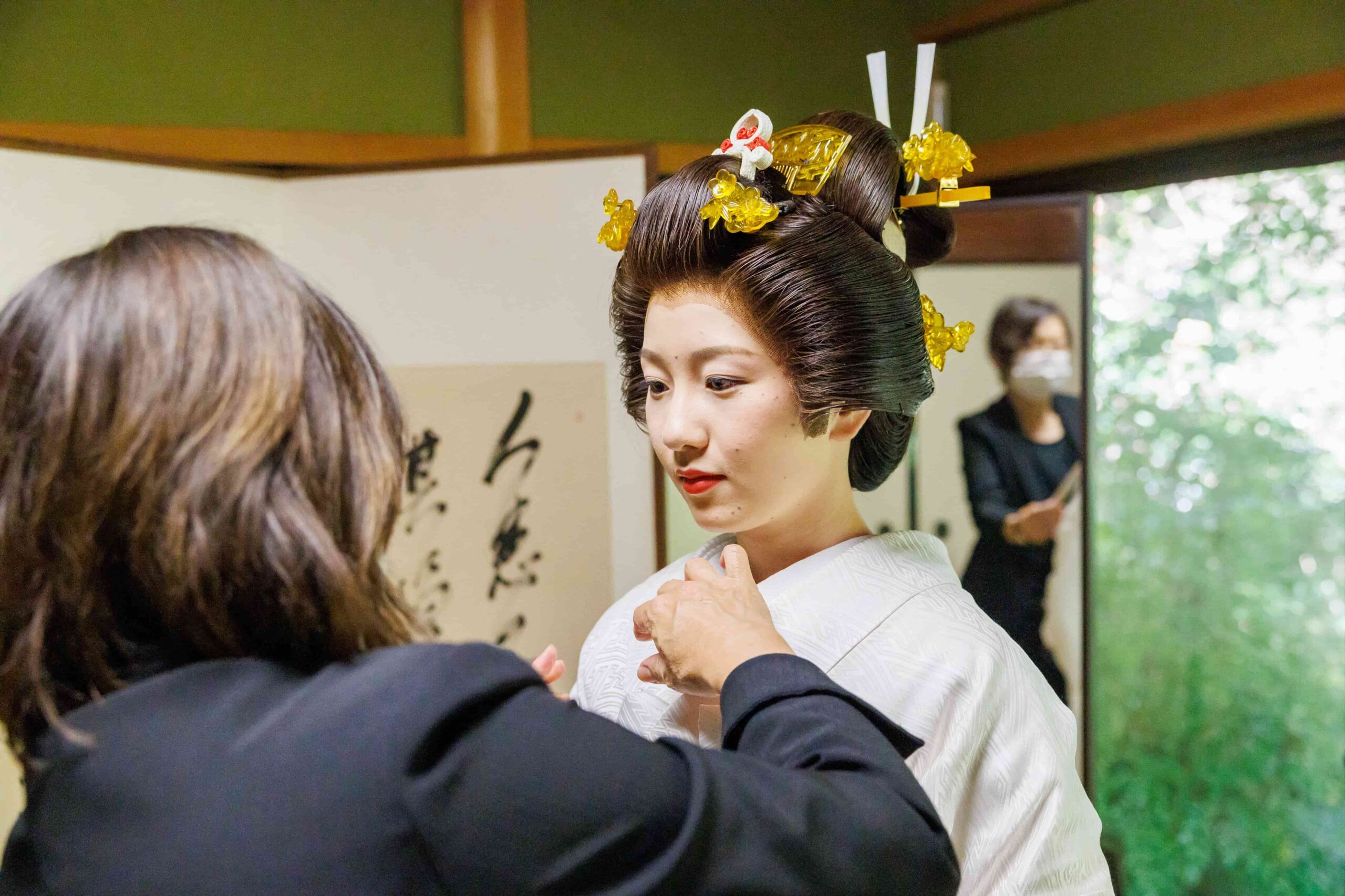 高鴨神社の神前結婚式で白無垢の花嫁が支度している様