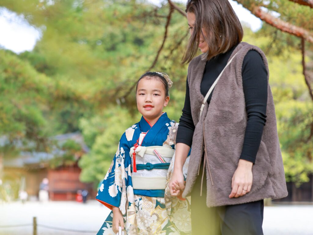 緑色の和装で橿原神宮へ母と手を繋ぎ、七五三のお参りをする７歳の女の子